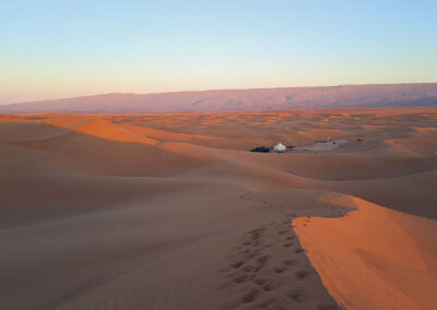 Bivouac dans les dunes du Sahara Maroc